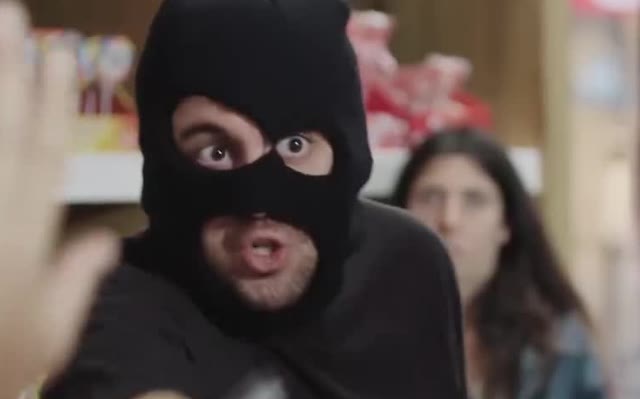 איתמר המפוזר בתפקיד השודד בסדרה לה פמיליה