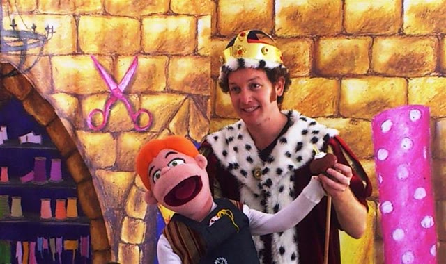 איתמר המפוזר בתפקיד המלך בהצגת הילדים בגדי המלך החדשים
