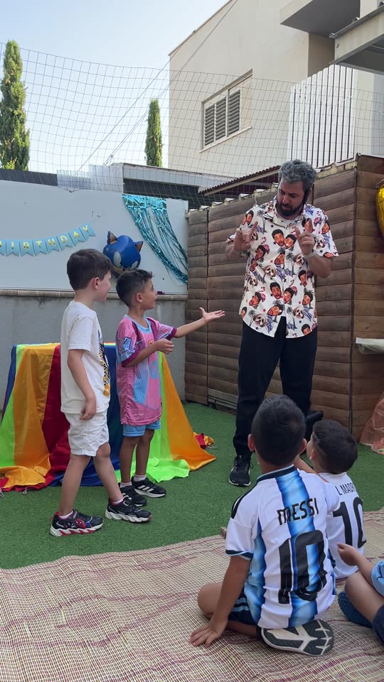 איתמר המפוזר עם ילדים בחצר