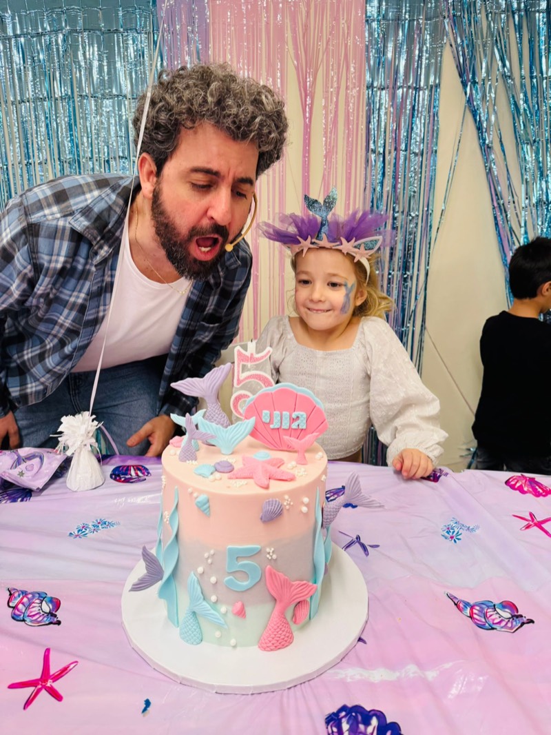 איתמר המפוזר עם ילדת יום הולדת ליד עוגה - חגיגת גיל 5