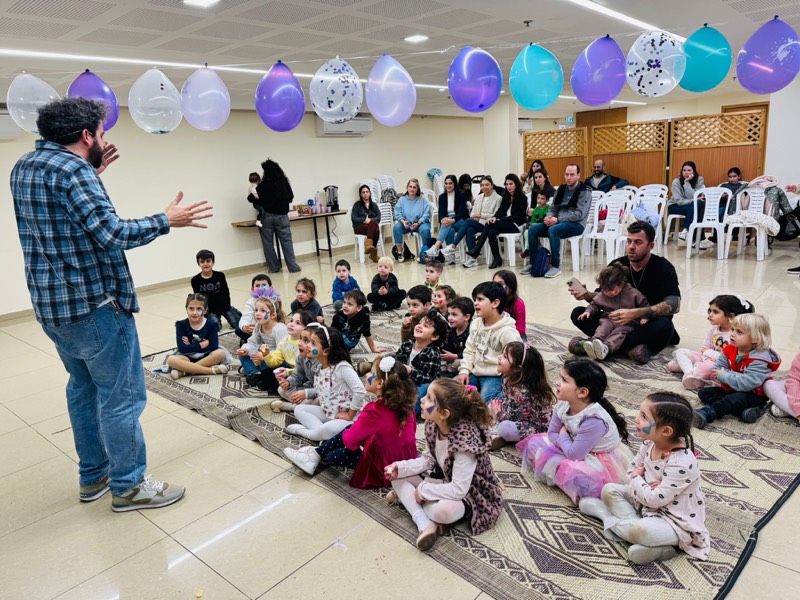 מופע יום הולדת לילדים באולם - איתמר המפוזר מול קהל גדול של ילדים והורים עם בלונים