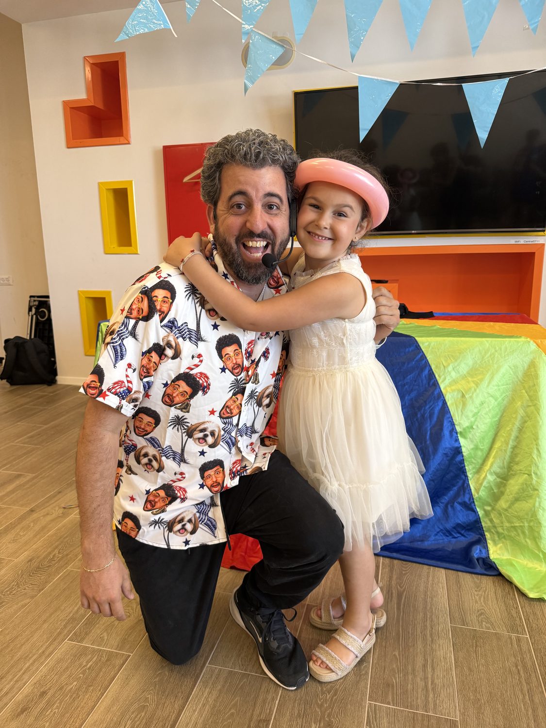 איתמר המפוזר מחבק את ילדת יום ההולדת בסוף המופע - רגע מרגש ואישי