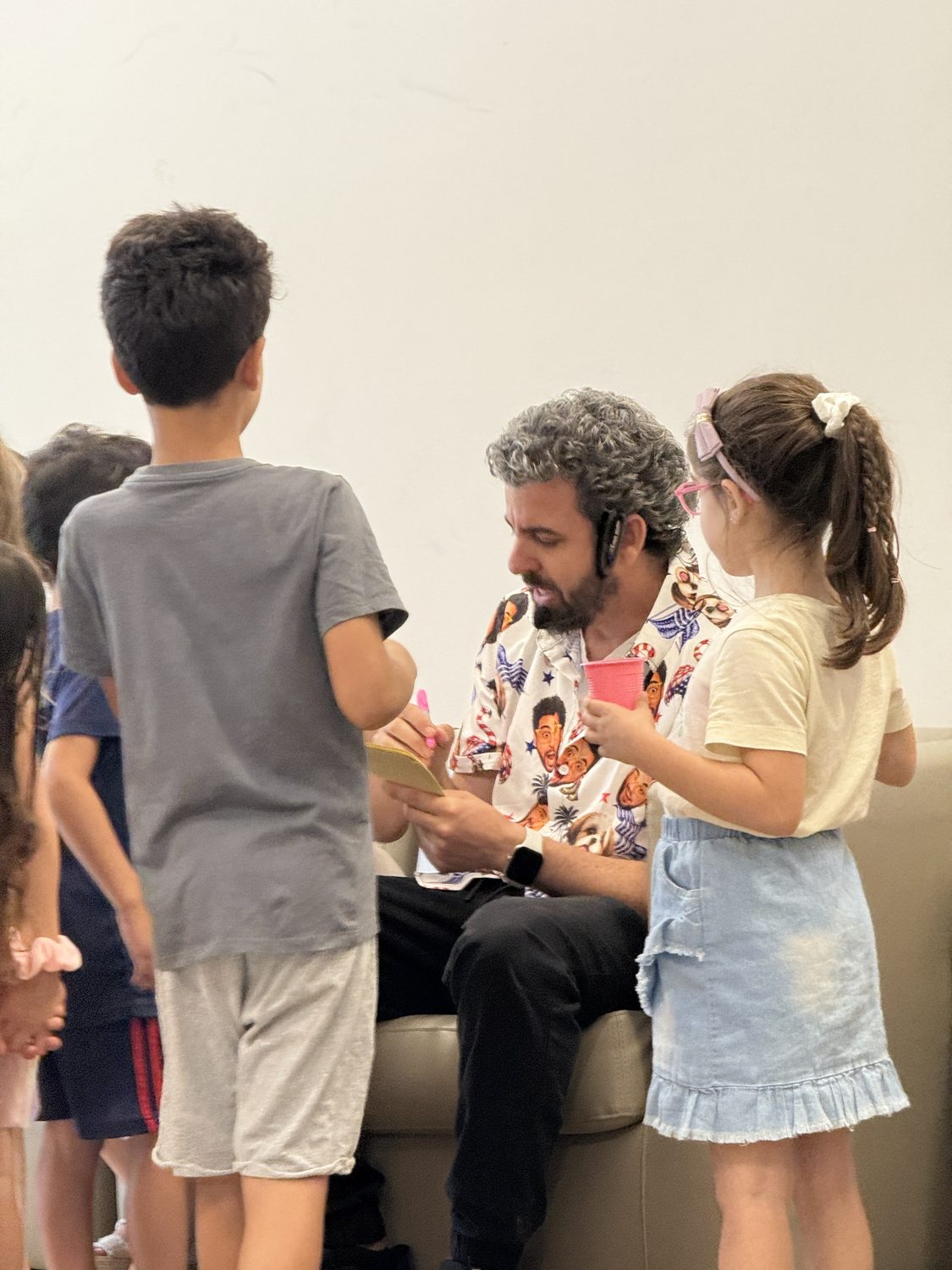 ילדים מתקבצים סביב איתמר המפוזר במופע יום הולדת - עניין וסקרנות