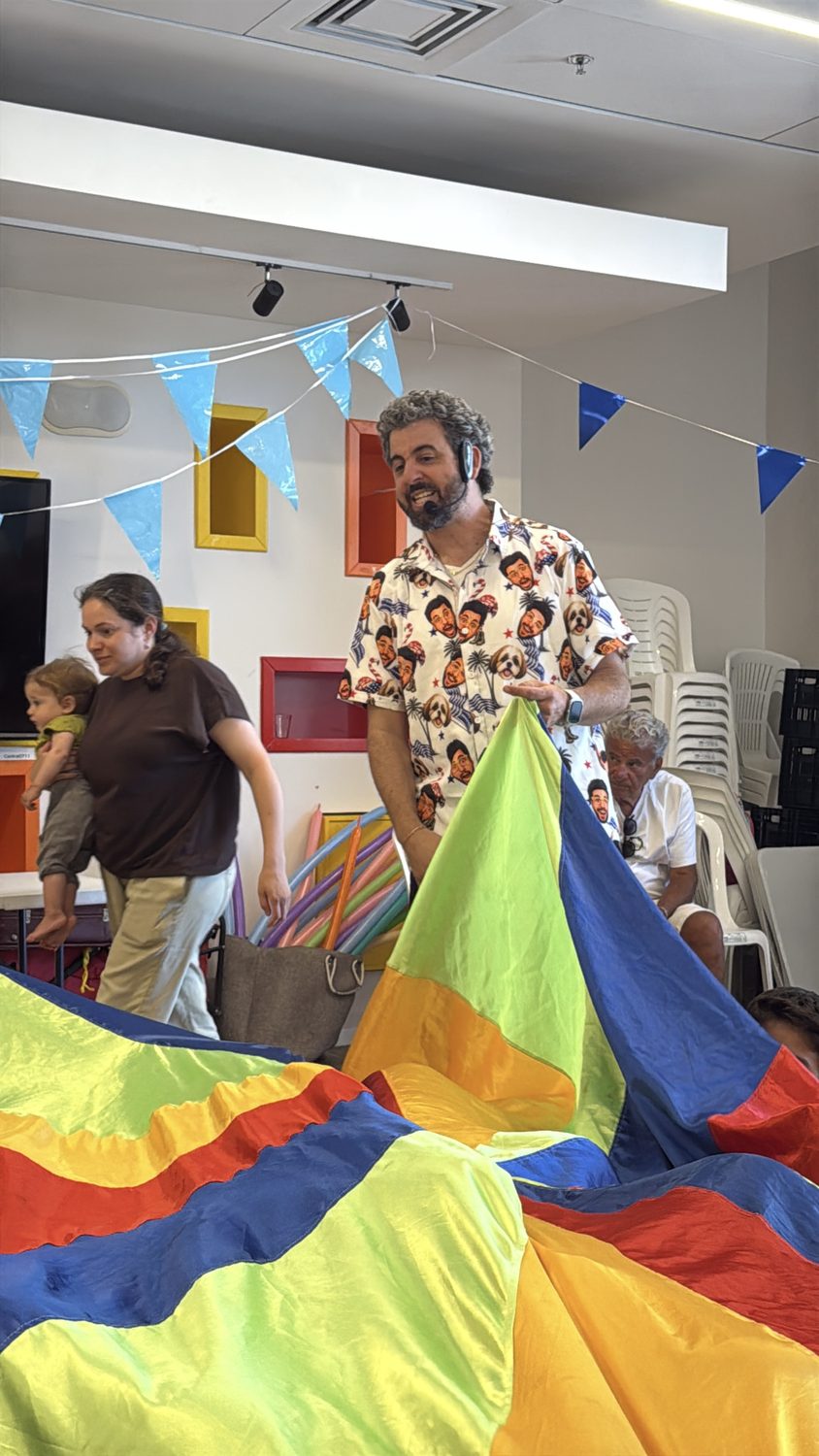 איתמר המפוזר עם מצנח צבעוני במופע יום הולדת - פעילות קבוצתית לילדים