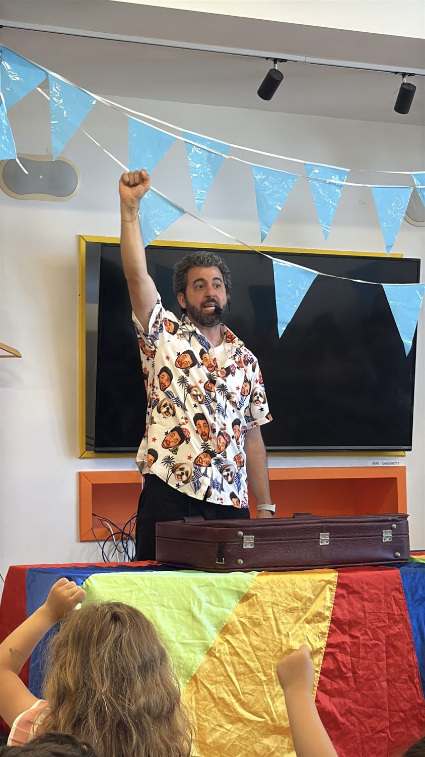 איתמר המפוזר עם המזוודה הסודית על מצנח צבעוני - פתיחת מופע יום הולדת לילדים